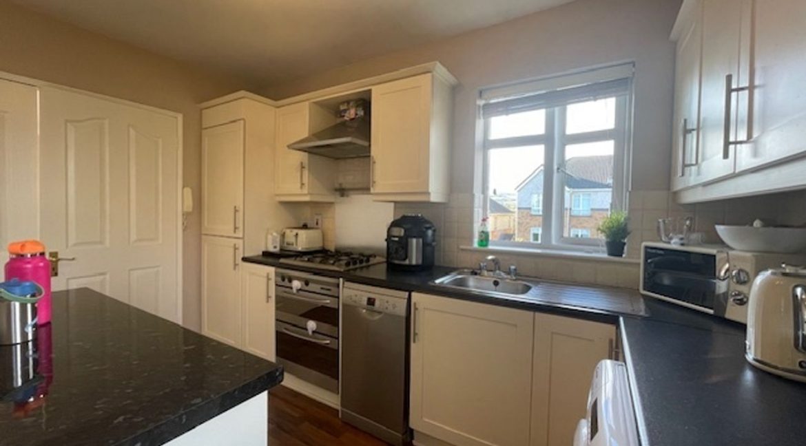 Olivers Estate Agent | 27 Parklands Court, Ballycullen 502002-large-3.jpg