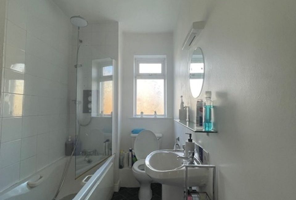 Olivers Estate Agent | 27 Parklands Court, Ballycullen 502002-large-8.jpg